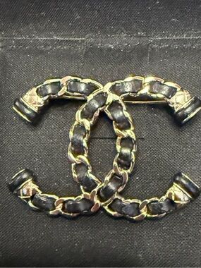 CHANEL 21S Gold Black Leather Chain CC Logo Brooch Pin AB6139 B05547